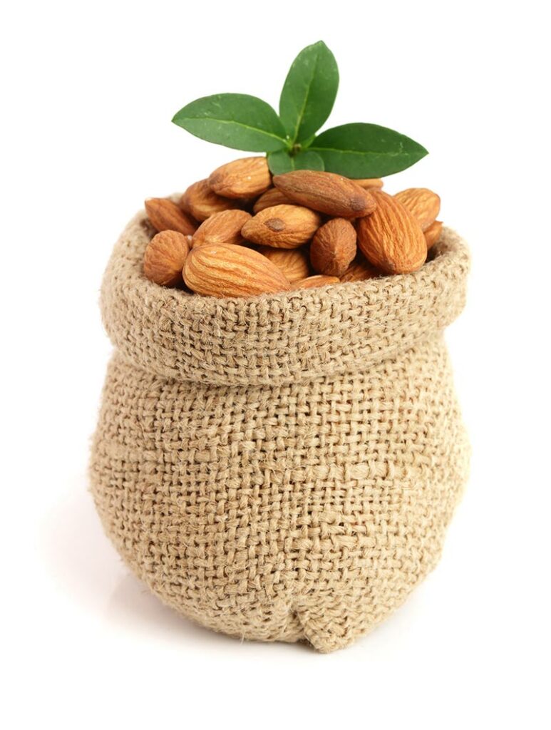 Amandes dans sac de jute